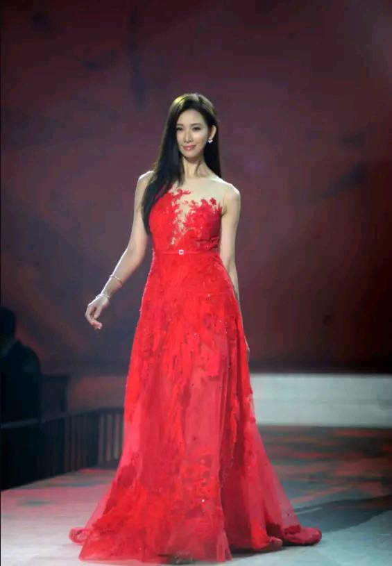 气色 林志玲魅力不减，穿一袭红色薄纱连衣裙高级减龄，气色超好！