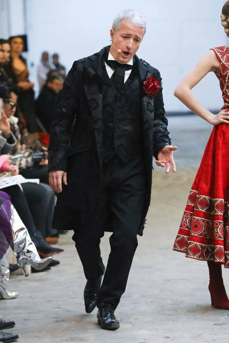 戏剧性 如此戏剧性的舞台表演,原来都是时装秀!