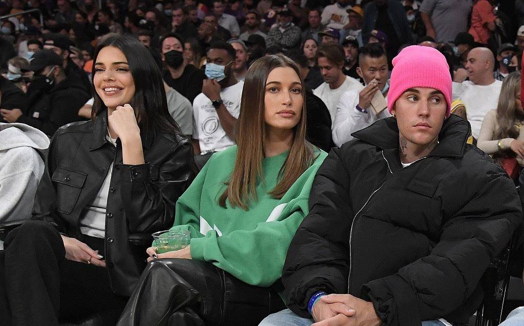 服装 超模肯豆现身NBA现场看比赛，海莉夫妇温馨同框，穿搭休闲时尚