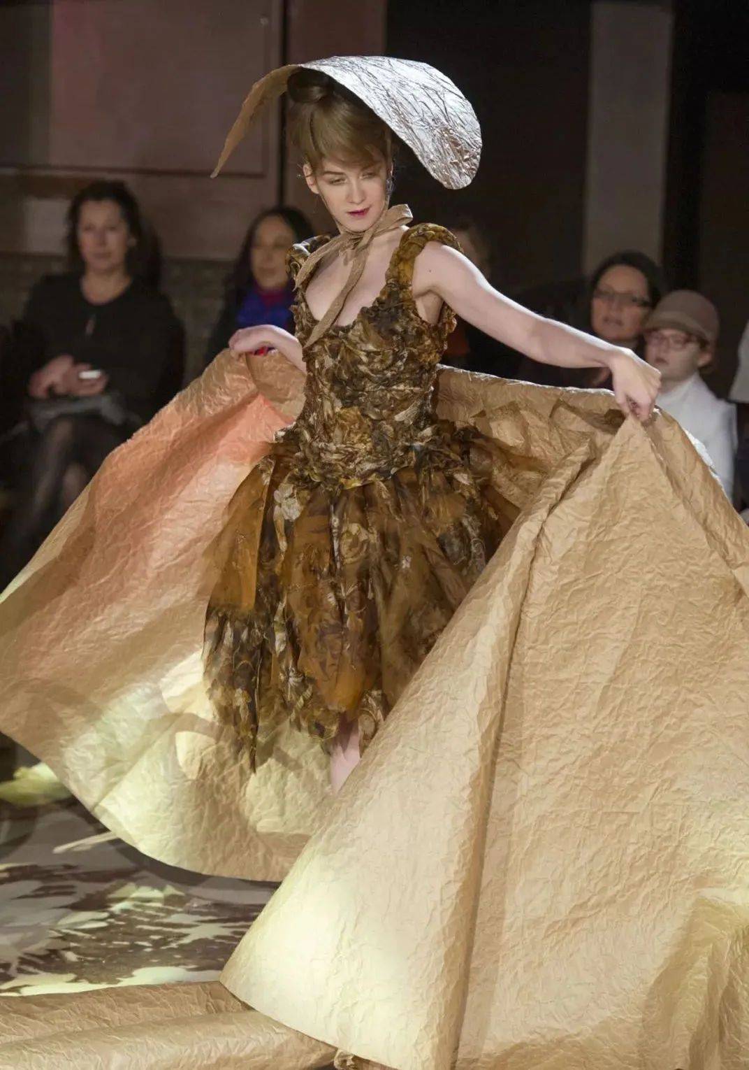 戏剧性 如此戏剧性的舞台表演,原来都是时装秀!