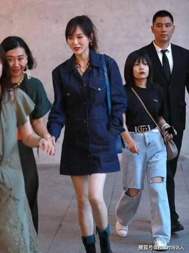 身材 唐嫣瘦成“纸片身材”，穿牛仔连衣裙也显松垮，还好气质仍高级