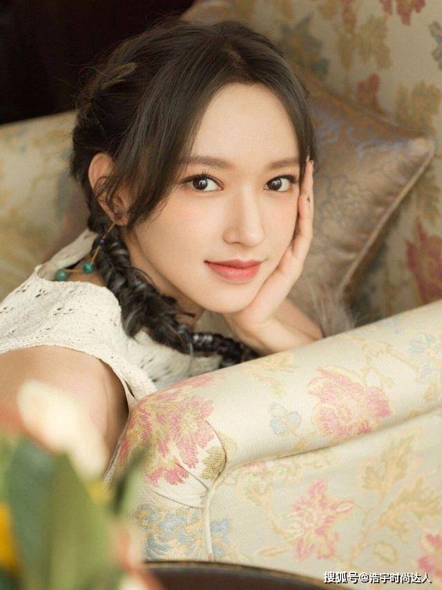 图案 程潇这身造型太吸睛，镂空设计显身材，比例很优越