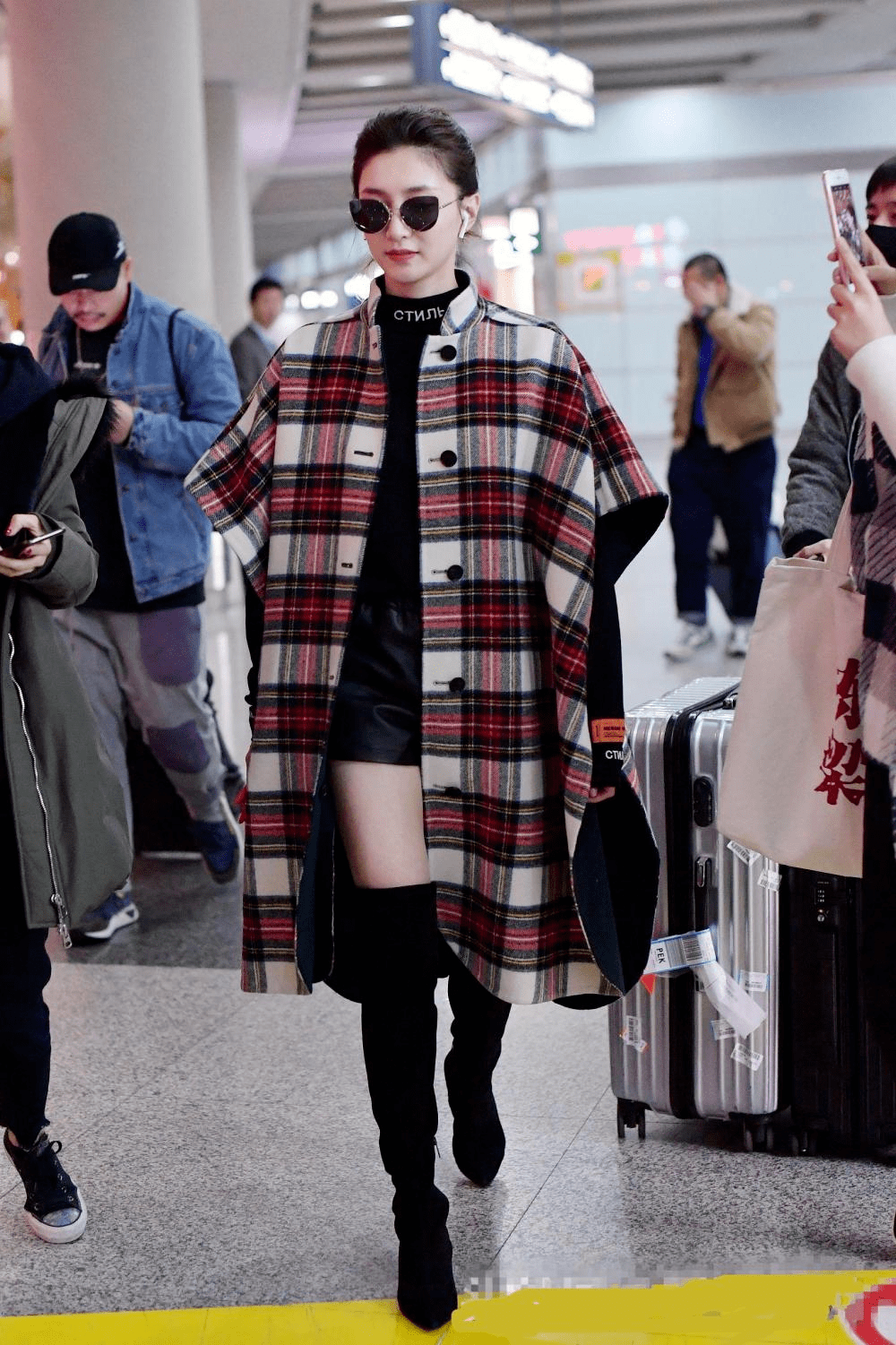 的比例 江疏影身材好太任性,穿一身牛仔套装扮酷,大长腿真是惹人羡