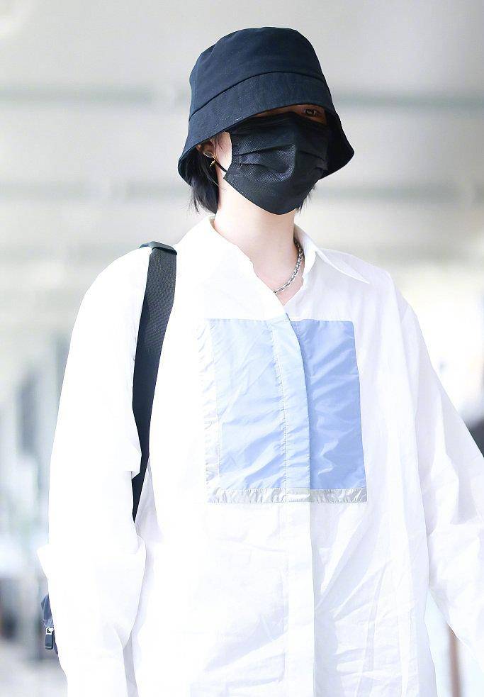 中性 华为小公主姚安娜风格大变,中性风走机场认不出,比男明星还帅气