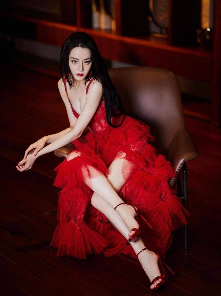 系列 迪丽热巴终于尝试冷艳风！穿“中国红”秀出尤物身材，神秘又具有高级