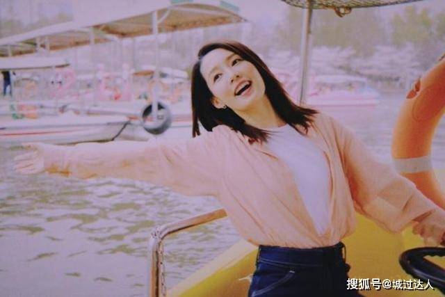 身材 李沁的衬衫造型美出圈！原来简约风穿搭，才是年轻女人的首选