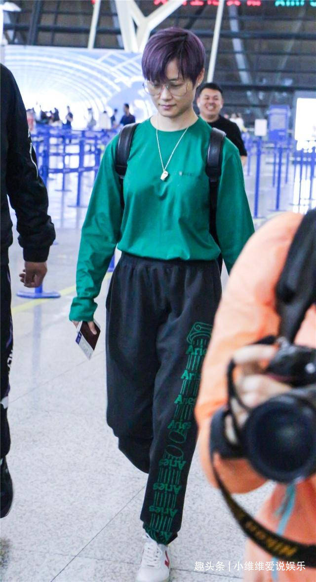 钱花 李宇春体重增加了多少？穿这么宽松的毛衣结实，这身材看着别扭！