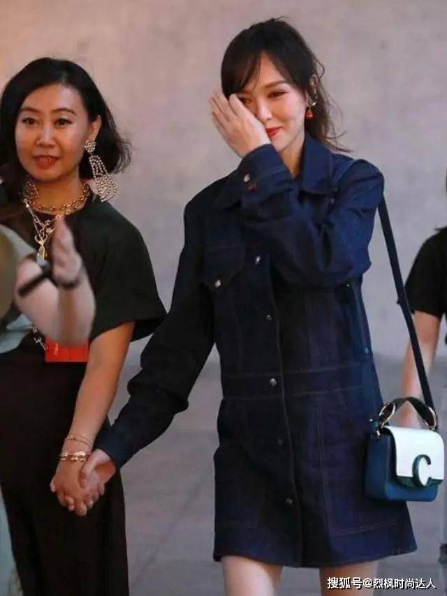 身材 唐嫣瘦成“纸片身材”，穿牛仔连衣裙也显松垮，还好气质仍高级