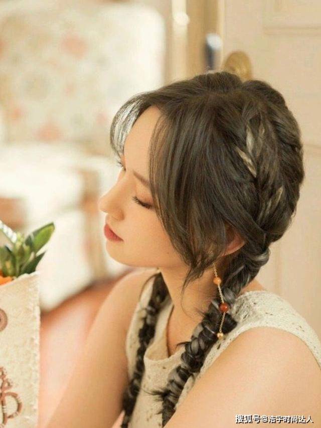 图案 程潇这身造型太吸睛，镂空设计显身材，比例很优越