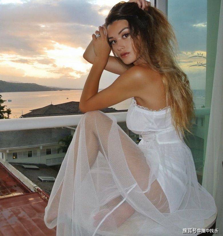 曲线 美国高人气模特,高颜值搭配性感身材,马甲线大长腿让人羡慕