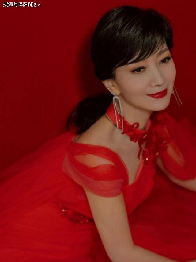 设计 赵雅芝美人不迟暮，气质温柔不做作，穿红裙美成“大姑娘