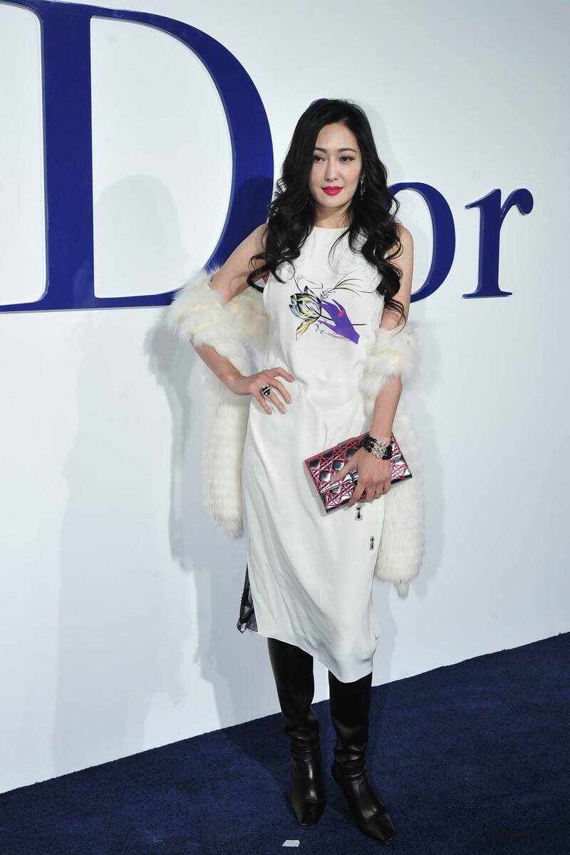 曲线 孟广美实力“秀身材”，亮片内搭+高腰裤太飒了，这气场还有谁？