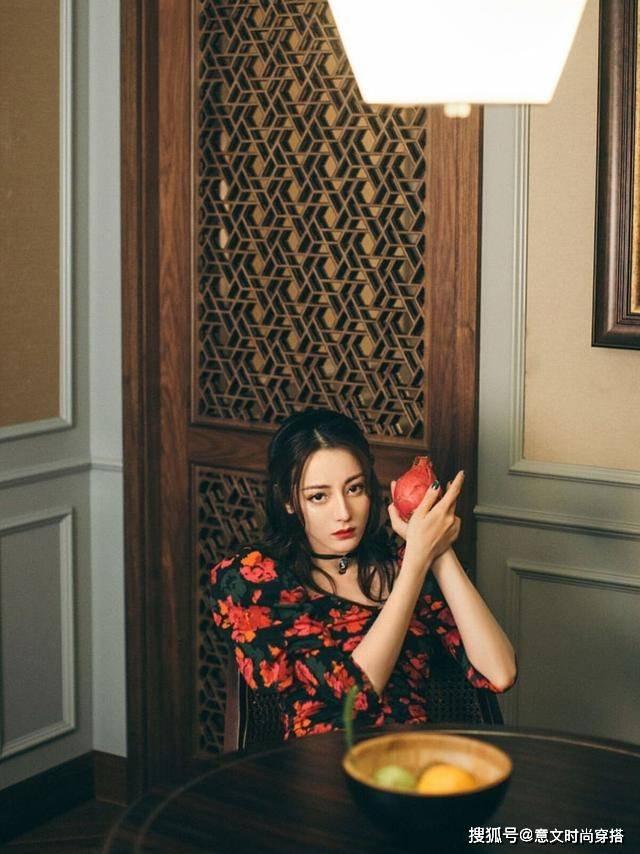 身材 迪丽热巴又美出了新高度！穿印花裙化身“摩登女郎”，太抢眼