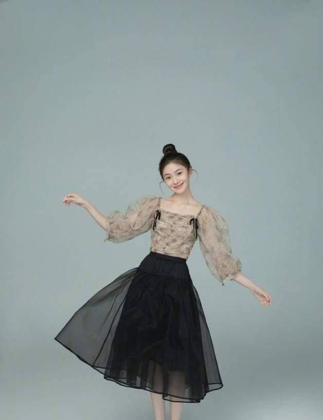 刘浩存 “00后谋女郎”刘浩存不一般，墨绿色礼裙都能穿出纯欲风，太惊艳