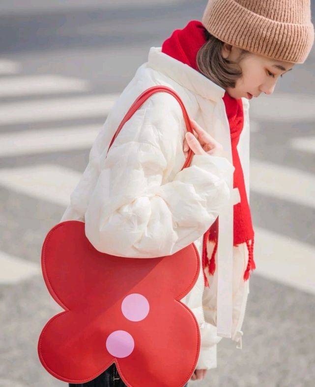 设计 不要只会穿传统款羽绒服,可以尝试流行款,既显瘦又好看