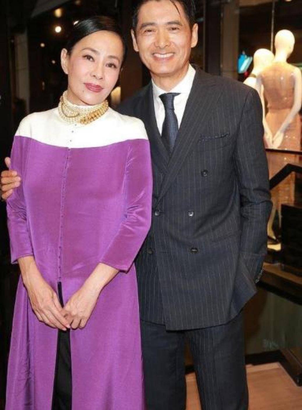 颜色 周润发夫妇同框亮相，陈荟莲戴金链阔太范十足，发哥依然像是40岁