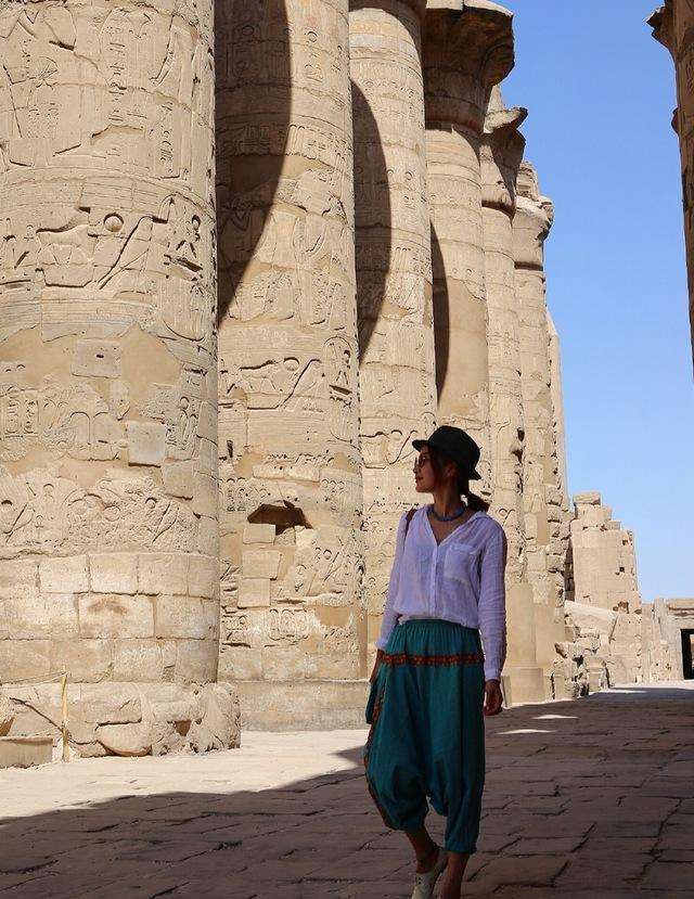 马尾 许婧一身绿色毛衣裙温柔清新，扎起马尾像少女