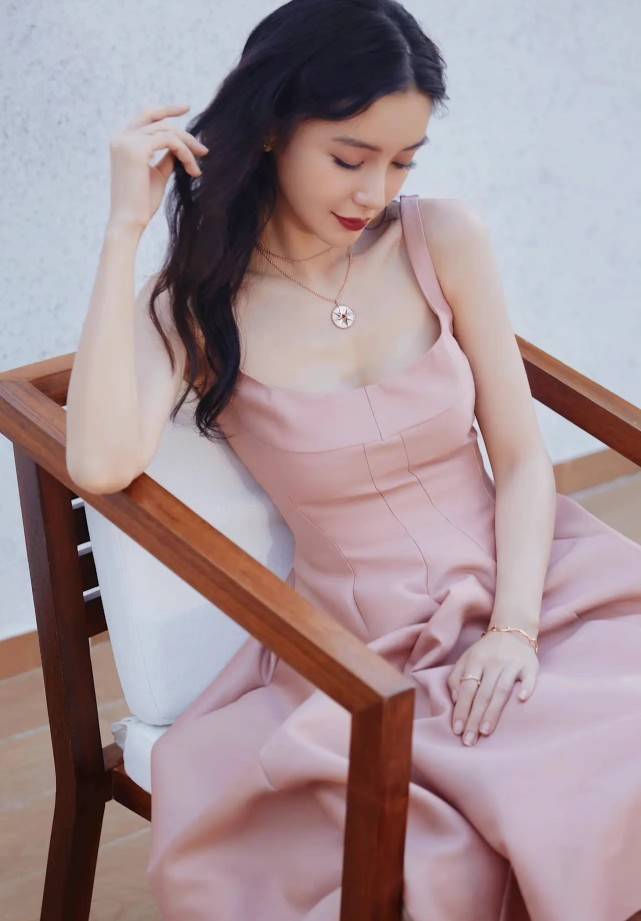 黑色|杨颖带小海绵参加万圣节活动，身穿黑色洛丽塔，才4岁身高好高
