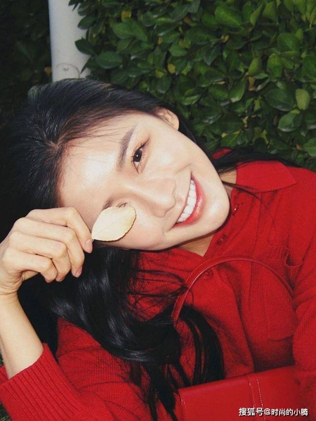 卫衣 蔡卓宜越来越有“明星范”，就算身上服装松垮垮，也显俏丽