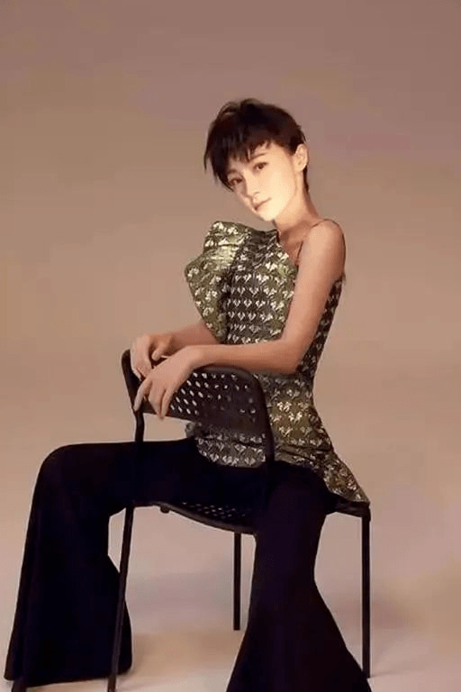 整体 实不相瞒：37岁姚笛这次拼了？剪短发撞款马伊琍，差六岁两人