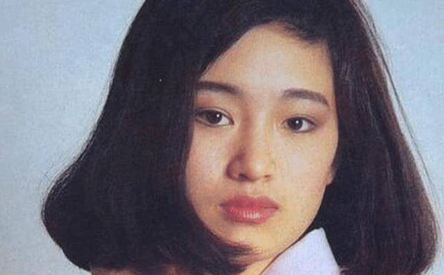 位在奖项上可以和张曼玉一较高下的女演员,她先后夺得三届华表奖影后
