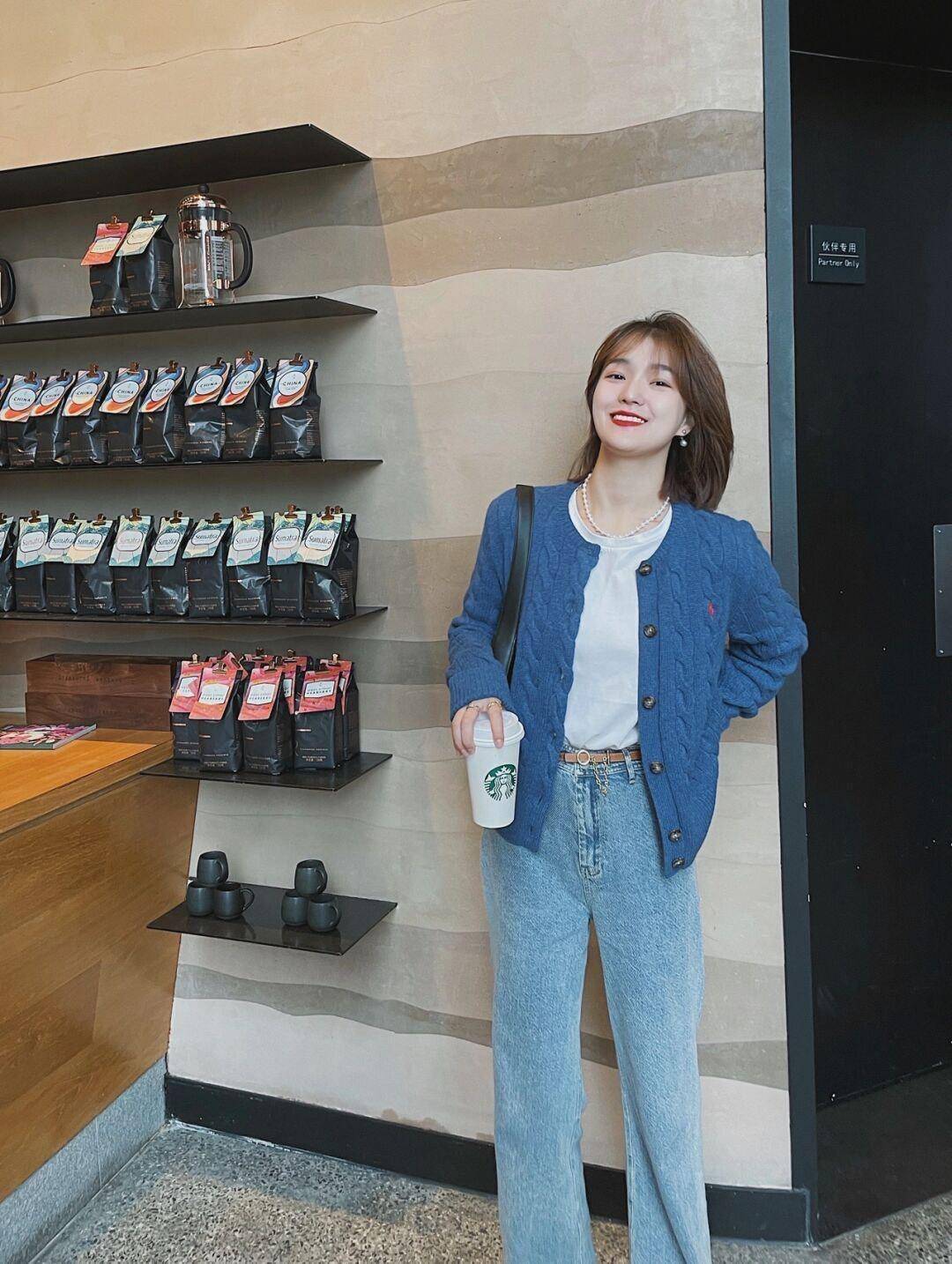 女生 秋冬穿搭指南！奶黄色连帽棉服+白色高领毛衣，保暖又时髦