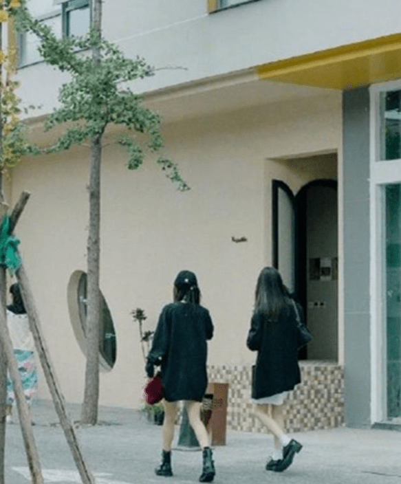 卫衣 杨幂和闺蜜逛街被偶遇，上半身穿着加厚卫衣，下半身却照样秀长腿