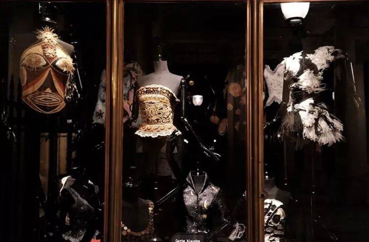 戏剧性 如此戏剧性的舞台表演，原来都是时装秀！