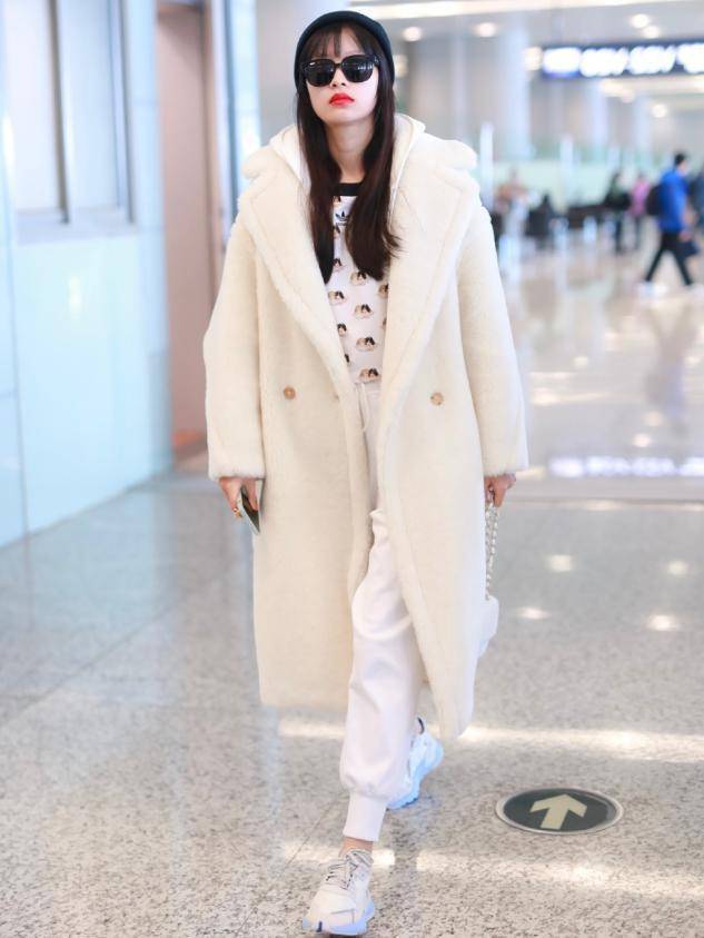 羊羔 时尚单品羊羔毛大衣，这样穿时髦好看，重要的是御寒保暖