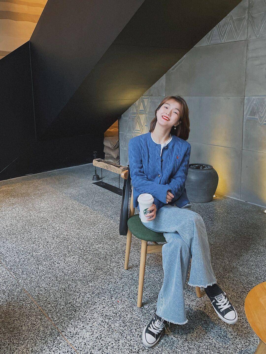 女生 秋冬穿搭指南！奶黄色连帽棉服+白色高领毛衣，保暖又时髦