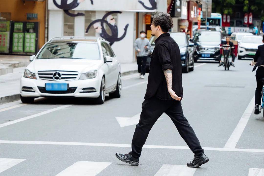 卫衣 广州限时降温的这周,也是街头潮人最爱的秋季时装周