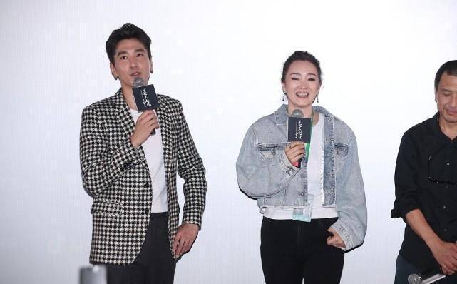 身材 巩俐打扮起来还像刚出道的样,廓形夹克配T恤,比年轻小花还抢眼