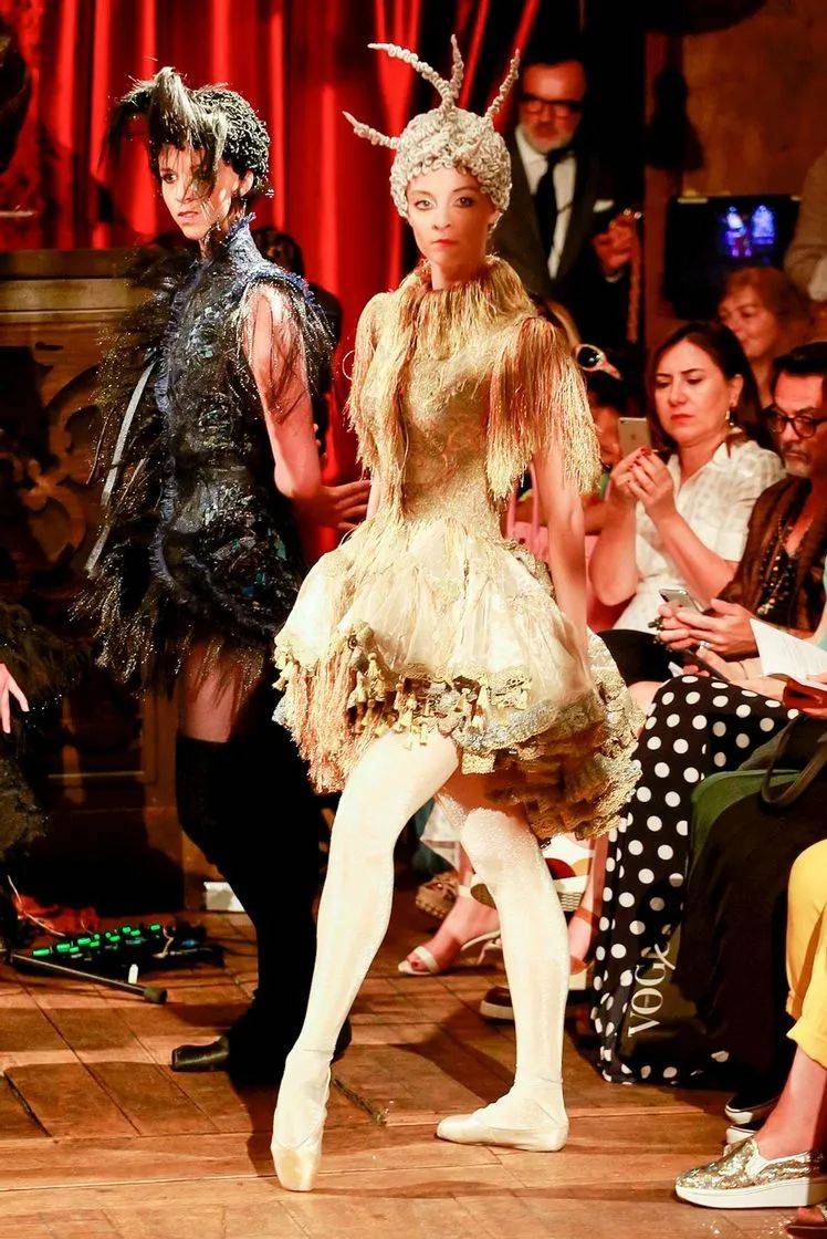 戏剧性 如此戏剧性的舞台表演,原来都是时装秀!