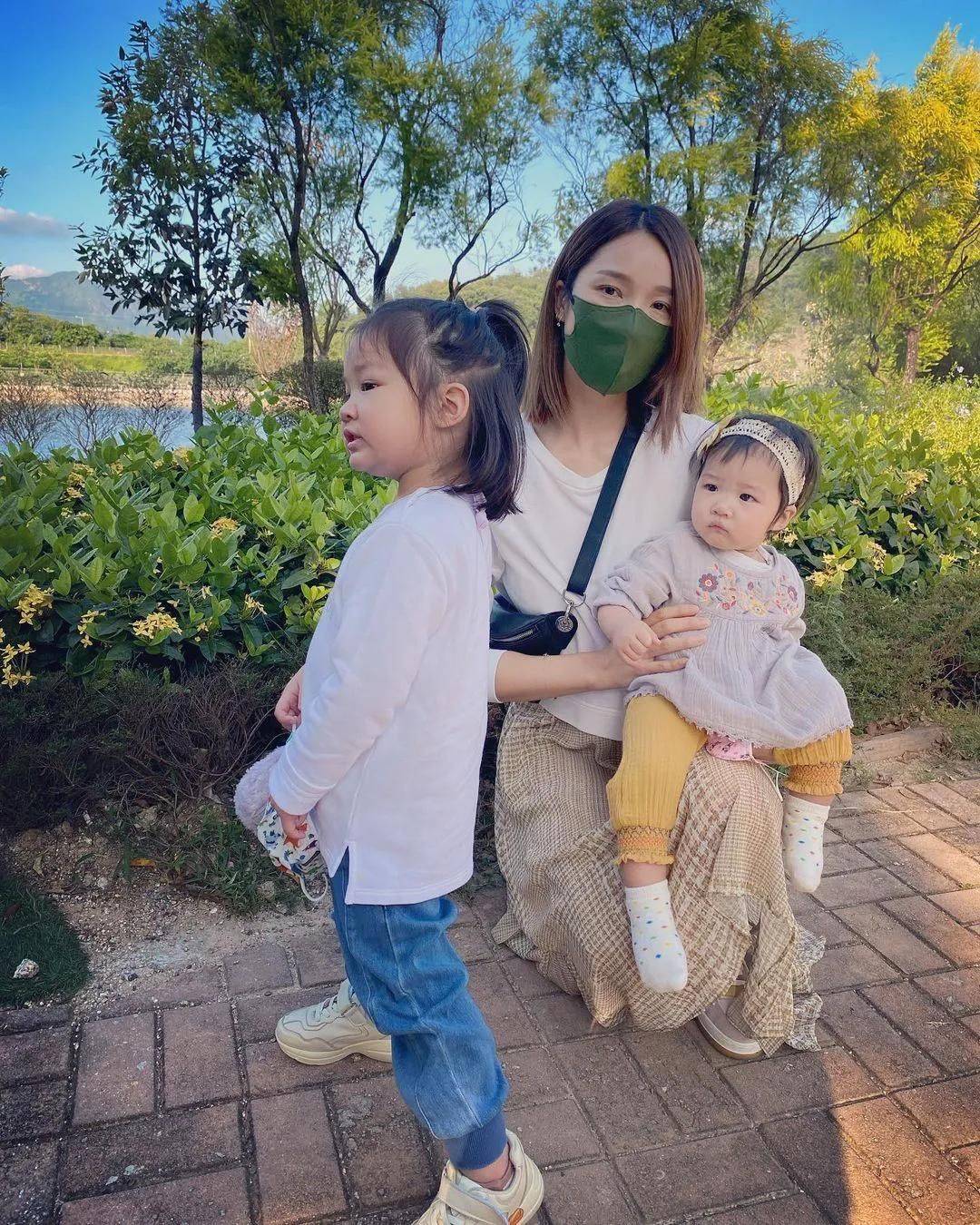 设计 李亚男带女儿出游，穿白衫配半裙母爱满满，俩闺女都是王祖蓝翻版
