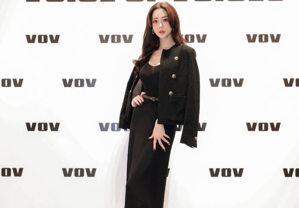 黑长直 克拉拉黑色连衣裙现身优雅端庄，颜值身材依旧在线，新作品将上映