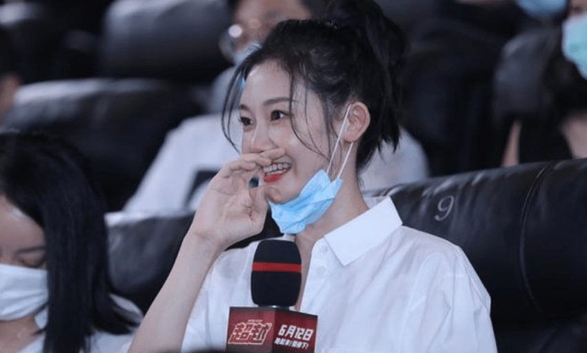 苗苗 苗苗也太会穿搭了，偷穿郑恺的衬衫出席活动，走在街上成为焦点