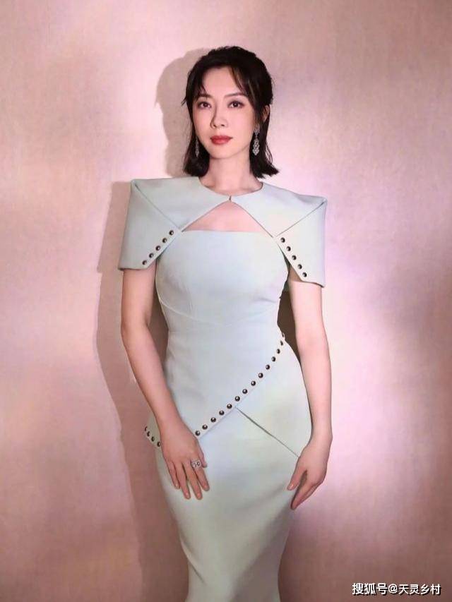 设计 中年女人穿“拖地裙”有多好看?陈数美得惊艳了时光,太抢眼