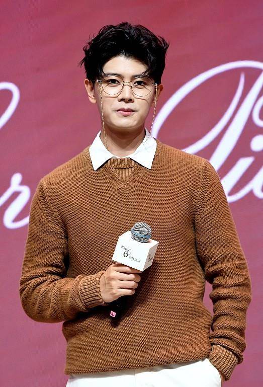 设计 “帅气奶爸”任嘉伦戴眼镜显儒雅，“反穿毛衣”挺有型，魅力尽显