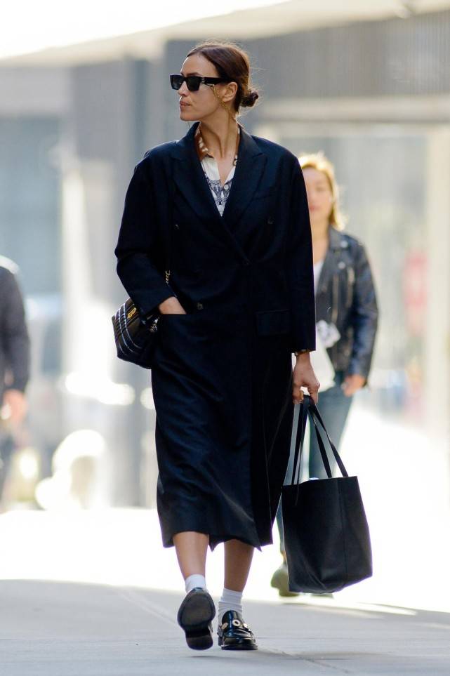 黑色 俄罗斯模特伊莲娜太会穿！白袜+黑鞋有学生气，金链墨镜凹出小脸