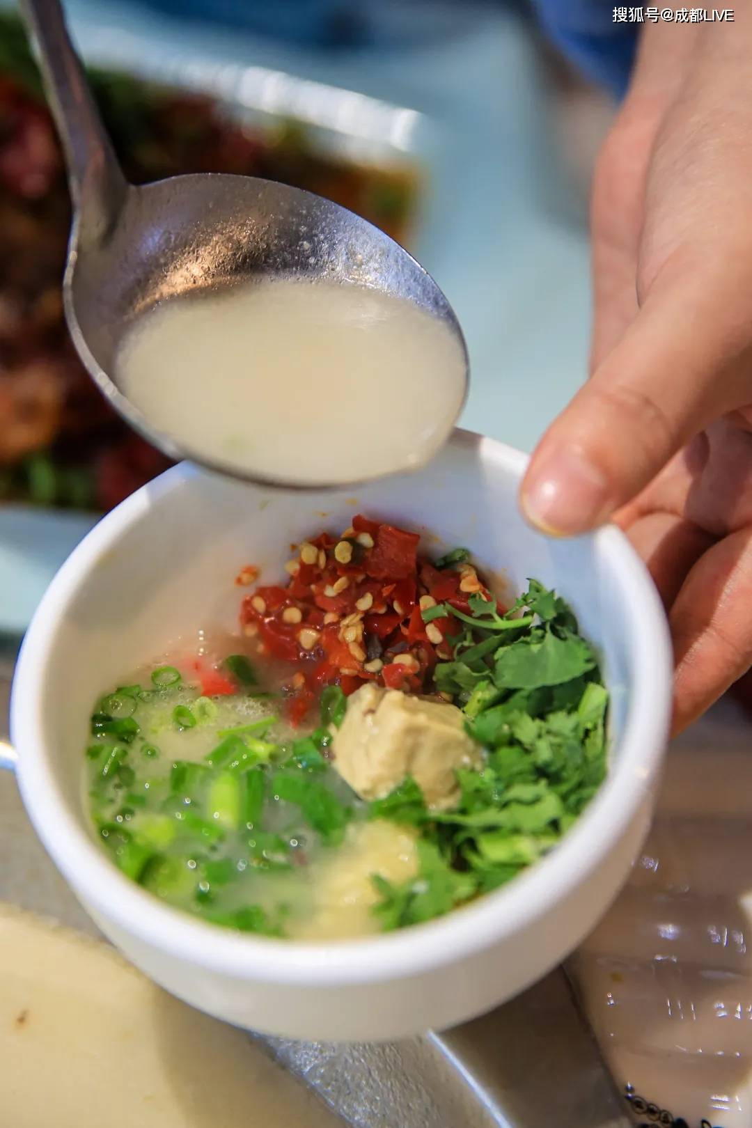 图源小红书@盐水菠萝精成都人则更偏向于汤蘸料简阳人吃羊肉汤锅喜
