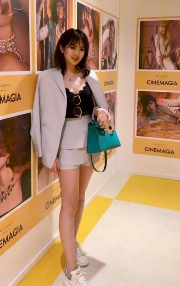 中性 华为小公主姚安娜风格大变,中性风走机场认不出,比男明星还帅气