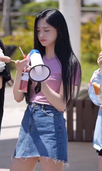 服装 周洁琼吃东西的时候，不注意形象，不过穿休闲风服装还是很时尚