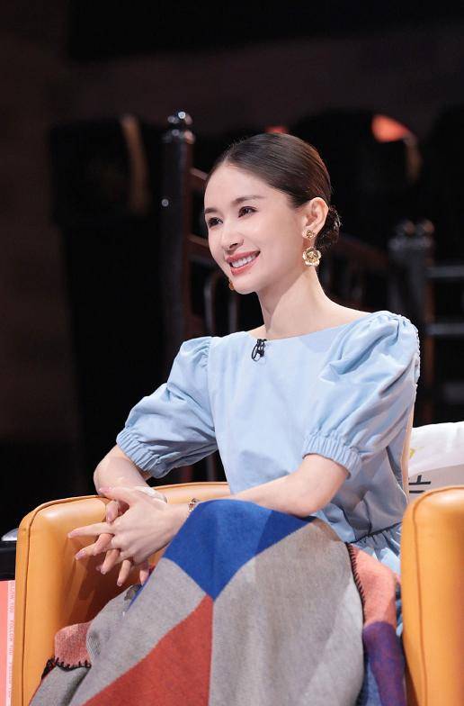 黑色 王子文真是小个子“超模”，蓝色泡泡袖连衣裙娇俏可人，温柔甜美
