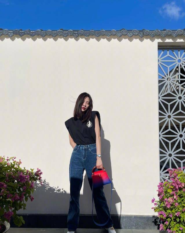 舞台 王霏霏为秀腿,穿的裤子只有1厘米,这谁驾驭得了