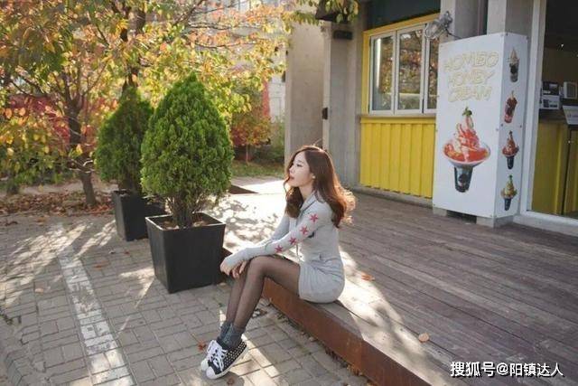 卫衣 看腻了“少女感”，不如试试性感的“卫衣+黑丝”，清爽又洋气