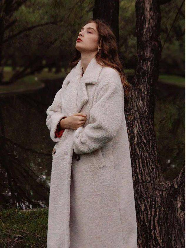 羊羔 时尚单品羊羔毛大衣,这样穿时髦好看,重要的是御寒保暖