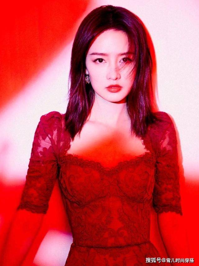 高跟鞋 被李沁的“葫芦曲线”美到了,穿红裙明艳动人,还很有名媛范