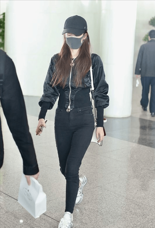 身材 颖儿好像长肉了，穿皮夹克配紧身T恤有点丰满，但比例看着更好了