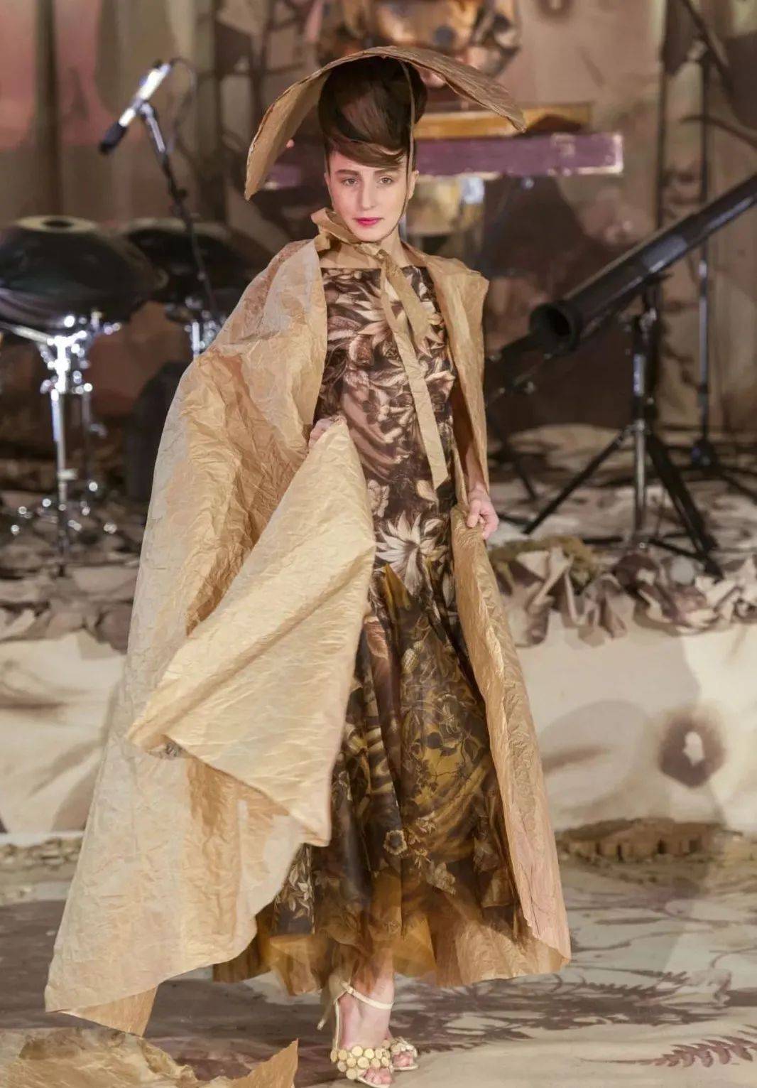 戏剧性 如此戏剧性的舞台表演,原来都是时装秀!