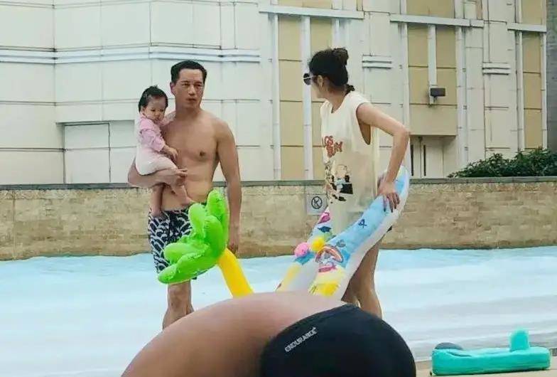 富豪 安以轩被养成胖阔太！穿T恤藏不住壮硕范，富豪老公却帅成小鲜肉